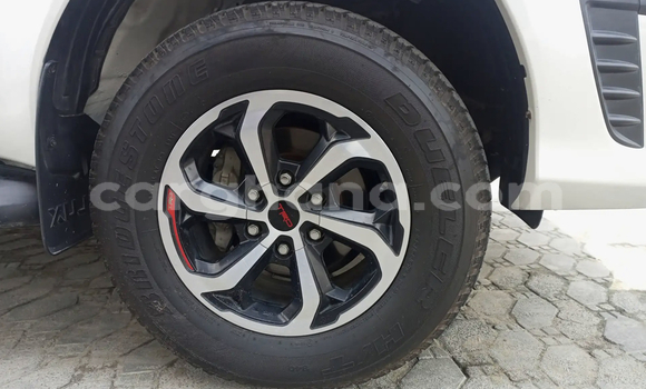 Sayi Na hannu Toyota Hilux White Mota in Accra a Greater Accra Sayi Na hannu Toyota Hilux White Mota in Accra a Greater Accra