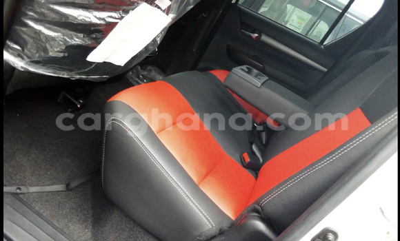 Ra Àlòkù Toyota Hilux funfun Ọkọ̀ in Accra ni Greater Accra Ra Àlòkù Toyota Hilux funfun Ọkọ̀ in Accra ni Greater Accra