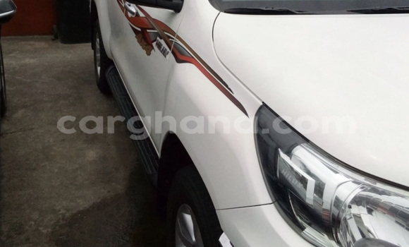 Ra Àlòkù Toyota Hilux funfun Ọkọ̀ in Accra ni Greater Accra Ra Àlòkù Toyota Hilux funfun Ọkọ̀ in Accra ni Greater Accra
