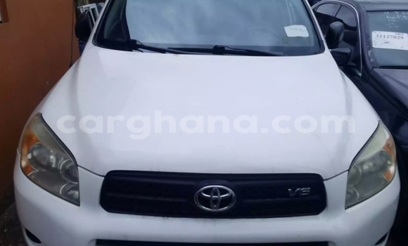 Ra Àlòkù Toyota RAV4 funfun Ọkọ̀ in Accra ni Greater Accra