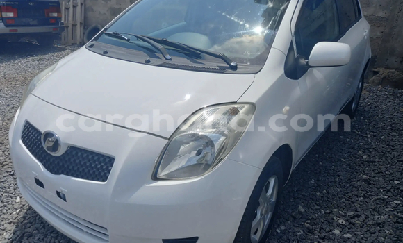Ra Àlòkù Toyota Vitz funfun Ọkọ̀ in Accra ni Greater Accra