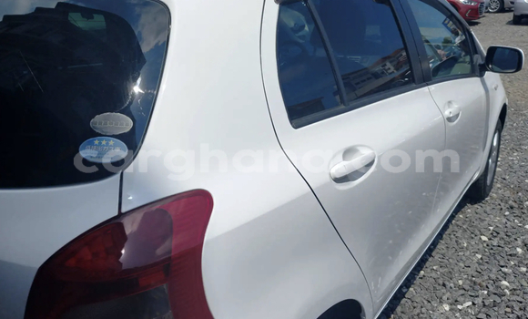 Sayi Na hannu Toyota Vitz White Mota in Accra a Greater Accra Sayi Na hannu Toyota Vitz White Mota in Accra a Greater Accra