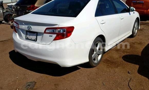 Sayi Na hannu Toyota Camry White Mota in Accra a Greater Accra Sayi Na hannu Toyota Camry White Mota in Accra a Greater Accra
