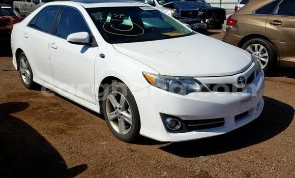 Sayi Na hannu Toyota Camry White Mota in Accra a Greater Accra Sayi Na hannu Toyota Camry White Mota in Accra a Greater Accra