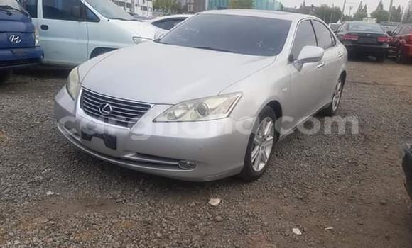 Ra Àlòkù Lexus ES Silver Ọkọ̀ in Accra ni Greater Accra