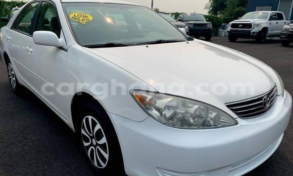 Ra Àlòkù Toyota Camry funfun Ọkọ̀ in Accra ni Greater Accra