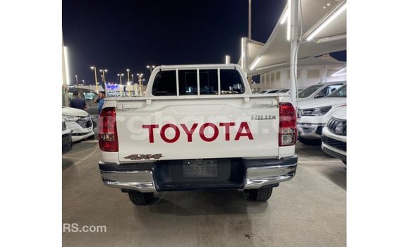 Sayi Imported Toyota Hilux White Mota in Import - Dubai a Ashanti Sayi Imported Toyota Hilux White Mota in Import - Dubai a Ashanti