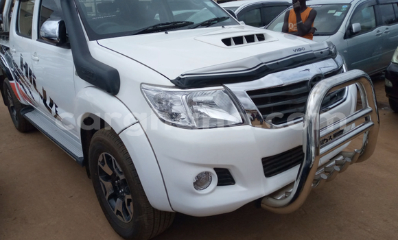 Ra Àlòkù Toyota Hilux funfun Ọkọ̀ in Accra ni Greater Accra Ra Àlòkù Toyota Hilux funfun Ọkọ̀ in Accra ni Greater Accra