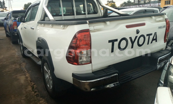 Sayi Na hannu Toyota Hilux White Mota in Accra a Greater Accra Sayi Na hannu Toyota Hilux White Mota in Accra a Greater Accra