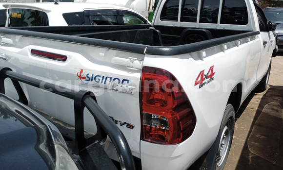 Sayi Na hannu Toyota Hilux White Mota in Accra a Greater Accra Sayi Na hannu Toyota Hilux White Mota in Accra a Greater Accra