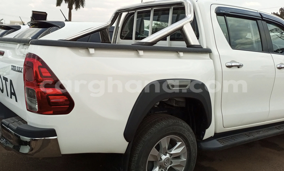 Sayi Na hannu Toyota Hilux White Mota in Accra a Greater Accra Sayi Na hannu Toyota Hilux White Mota in Accra a Greater Accra