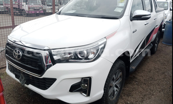 Sayi Na hannu Toyota Hilux White Mota in Accra a Greater Accra