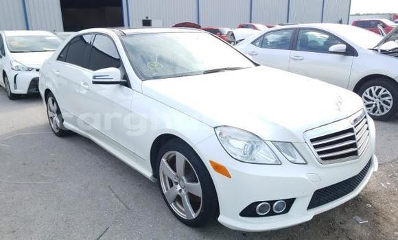 Ra Àlòkù Mercedes‒Benz E–Class funfun Ọkọ̀ in Accra ni Greater Accra