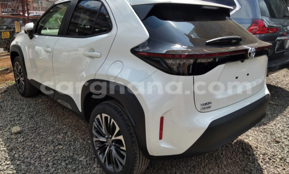 Sayi Na hannu Toyota Yaris White Mota in Accra a Greater Accra