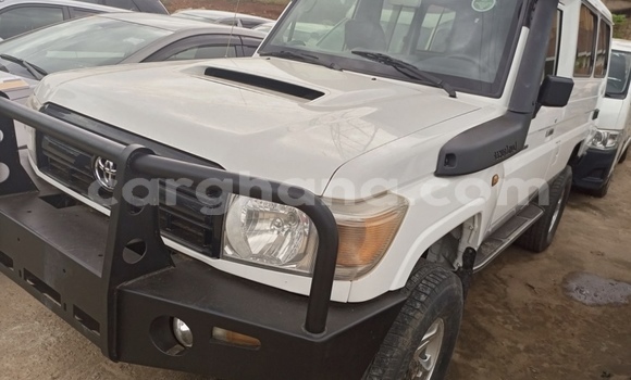 Ra Àlòkù Toyota Land Cruiser funfun Ọkọ̀ in Accra ni Greater Accra