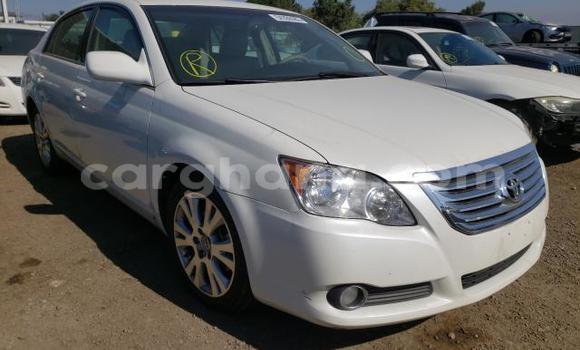 Ra Àlòkù Toyota Avalon funfun Ọkọ̀ in Accra ni Greater Accra