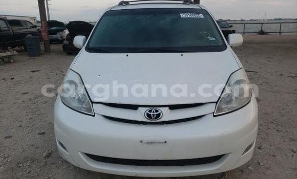 Ra Àlòkù Toyota Sienna funfun Ọkọ̀ in Accra ni Greater Accra