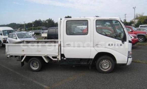 Ra Àlòkù Toyota Dyna funfun Ọkọ̀ in Accra ni Greater Accra Ra Àlòkù Toyota Dyna funfun Ọkọ̀ in Accra ni Greater Accra