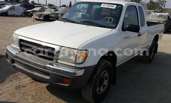 Ra Àlòkù Toyota Tacoma funfun Ọkọ̀ in Accra ni Greater Accra Ra Àlòkù Toyota Tacoma funfun Ọkọ̀ in Accra ni Greater Accra