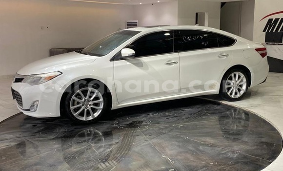 Sayi Na hannu Toyota Avalon White Mota in Accra a Greater Accra Sayi Na hannu Toyota Avalon White Mota in Accra a Greater Accra