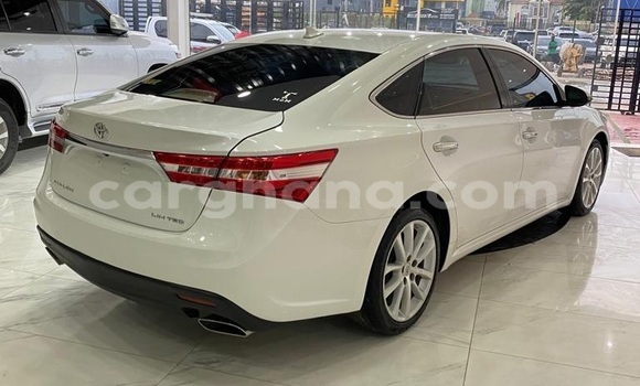 Sayi Na hannu Toyota Avalon White Mota in Accra a Greater Accra Sayi Na hannu Toyota Avalon White Mota in Accra a Greater Accra