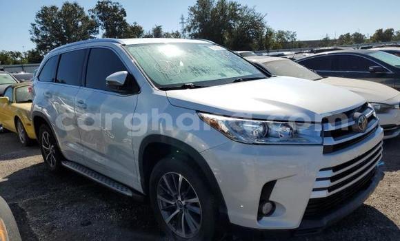 Ra Àlòkù Toyota Highlander funfun Ọkọ̀ in Accra ni Greater Accra