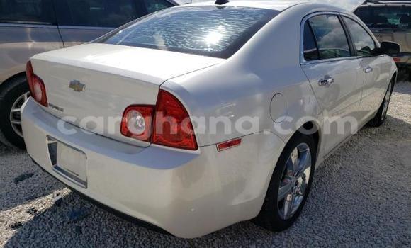 Ra Àlòkù Chevrolet Malibu funfun Ọkọ̀ in Accra ni Greater Accra Ra Àlòkù Chevrolet Malibu funfun Ọkọ̀ in Accra ni Greater Accra