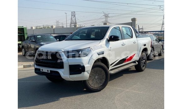 Sayi Imported Toyota Hilux White Mota in Import - Dubai a Ashanti
