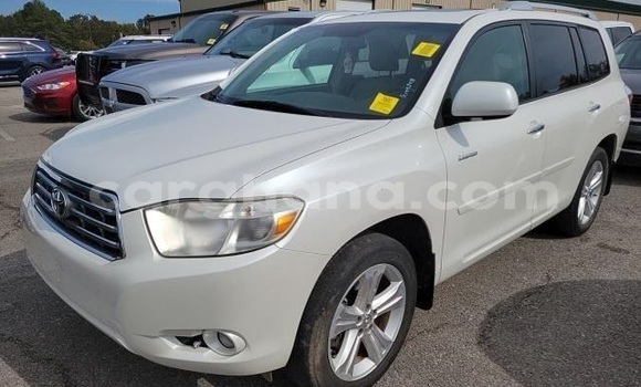 Ra Àlòkù Toyota Highlander funfun Ọkọ̀ in Accra ni Greater Accra