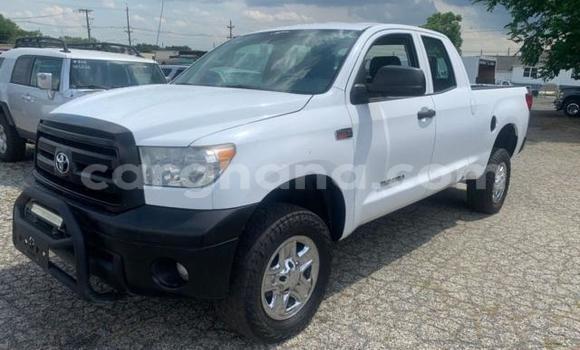 Sayi Na hannu Toyota Tacoma White Mota in Accra a Greater Accra