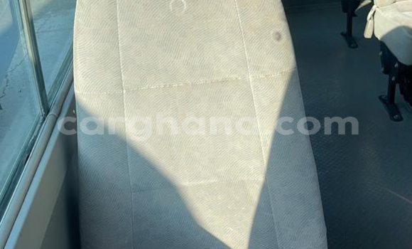 Ra Àlòkù Toyota Coaster funfun Ọkọ̀ in Accra ni Greater Accra Ra Àlòkù Toyota Coaster funfun Ọkọ̀ in Accra ni Greater Accra