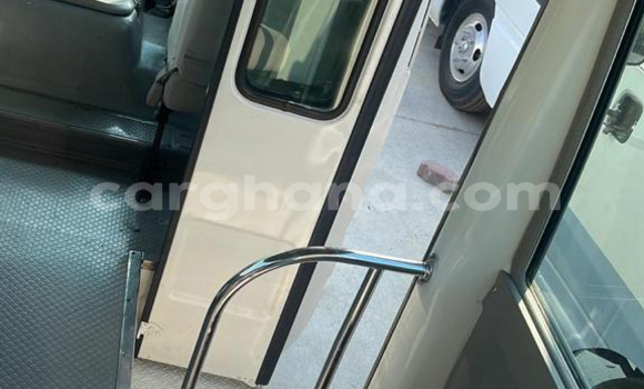 Ra Àlòkù Toyota Coaster funfun Ọkọ̀ in Accra ni Greater Accra Ra Àlòkù Toyota Coaster funfun Ọkọ̀ in Accra ni Greater Accra