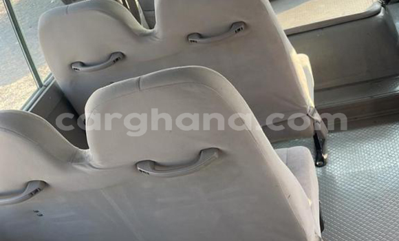 Ra Àlòkù Toyota Coaster funfun Ọkọ̀ in Accra ni Greater Accra Ra Àlòkù Toyota Coaster funfun Ọkọ̀ in Accra ni Greater Accra