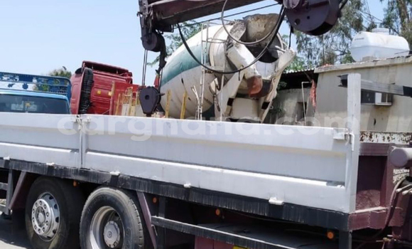 Sayi Na hannu Mercedes‒Benz Truck White Babbar mota in Accra a Greater Accra Sayi Na hannu Mercedes‒Benz Truck White Babbar mota in Accra a Greater Accra