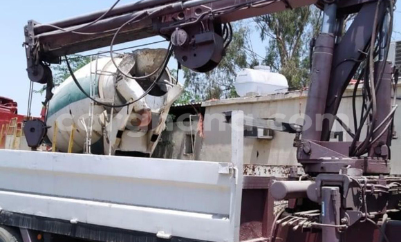 Sayi Na hannu Mercedes‒Benz Truck White Babbar mota in Accra a Greater Accra Sayi Na hannu Mercedes‒Benz Truck White Babbar mota in Accra a Greater Accra