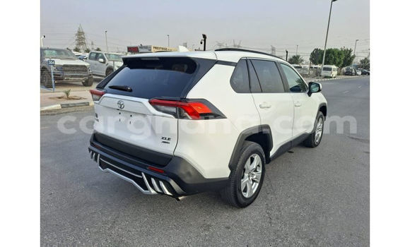 Ra Àlòkù Toyota RAV4 funfun Ọkọ̀ in Accra ni Greater Accra Ra Àlòkù Toyota RAV4 funfun Ọkọ̀ in Accra ni Greater Accra