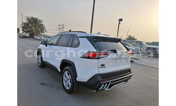 Ra Àlòkù Toyota RAV4 funfun Ọkọ̀ in Accra ni Greater Accra Ra Àlòkù Toyota RAV4 funfun Ọkọ̀ in Accra ni Greater Accra