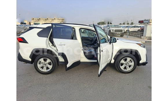 Ra Àlòkù Toyota RAV4 funfun Ọkọ̀ in Accra ni Greater Accra Ra Àlòkù Toyota RAV4 funfun Ọkọ̀ in Accra ni Greater Accra