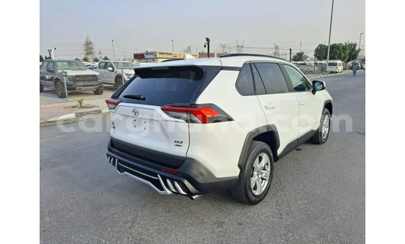 Ra Àlòkù Toyota RAV4 funfun Ọkọ̀ in Accra ni Greater Accra Ra Àlòkù Toyota RAV4 funfun Ọkọ̀ in Accra ni Greater Accra
