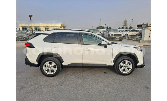 Ra Àlòkù Toyota RAV4 funfun Ọkọ̀ in Accra ni Greater Accra Ra Àlòkù Toyota RAV4 funfun Ọkọ̀ in Accra ni Greater Accra