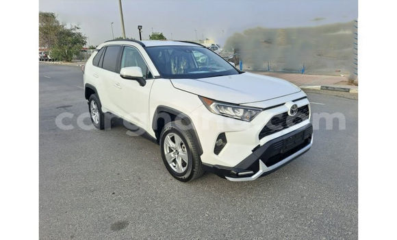 Ra Àlòkù Toyota RAV4 funfun Ọkọ̀ in Accra ni Greater Accra Ra Àlòkù Toyota RAV4 funfun Ọkọ̀ in Accra ni Greater Accra