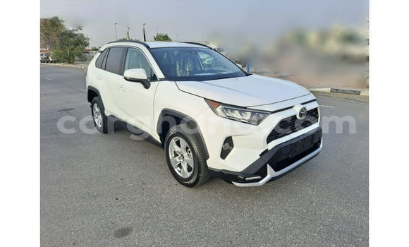 Ra Àlòkù Toyota RAV4 funfun Ọkọ̀ in Accra ni Greater Accra Ra Àlòkù Toyota RAV4 funfun Ọkọ̀ in Accra ni Greater Accra