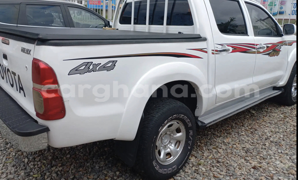 Sayi Na hannu Toyota Hilux White Mota in Accra a Greater Accra Sayi Na hannu Toyota Hilux White Mota in Accra a Greater Accra