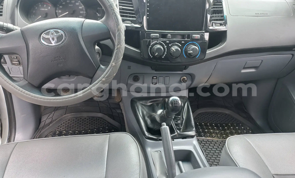 Sayi Na hannu Toyota Hilux White Mota in Accra a Greater Accra Sayi Na hannu Toyota Hilux White Mota in Accra a Greater Accra