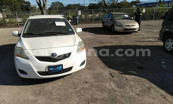 Ra Àlòkù Toyota Yaris funfun Ọkọ̀ in Accra ni Greater Accra