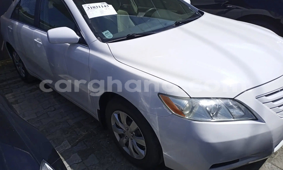 Sayi Na hannu Toyota Camry White Mota in Accra a Greater Accra