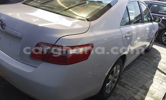 Sayi Na hannu Toyota Camry White Mota in Accra a Greater Accra Sayi Na hannu Toyota Camry White Mota in Accra a Greater Accra