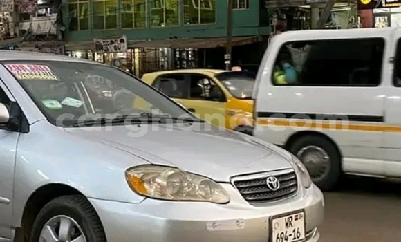 Sayi Na hannu Toyota Corolla Azurfa Mota in Accra a Greater Accra
