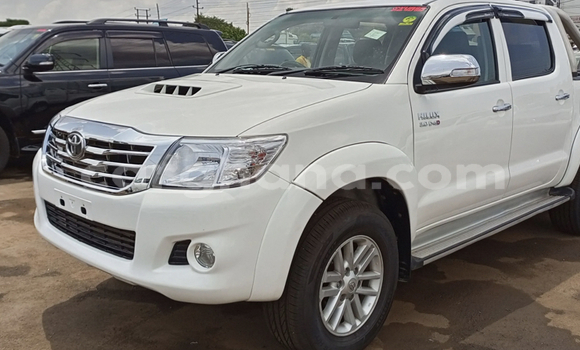 Ra Àlòkù Toyota Hilux funfun Ọkọ̀ in Accra ni Greater Accra