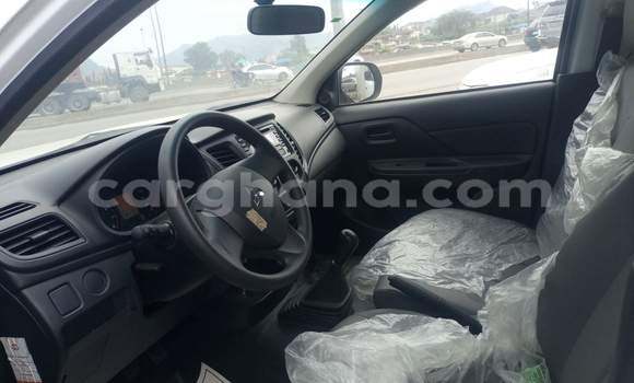 Ra Àlòkù Mitsubishi L200 funfun Ọkọ̀ in Accra ni Greater Accra Ra Àlòkù Mitsubishi L200 funfun Ọkọ̀ in Accra ni Greater Accra